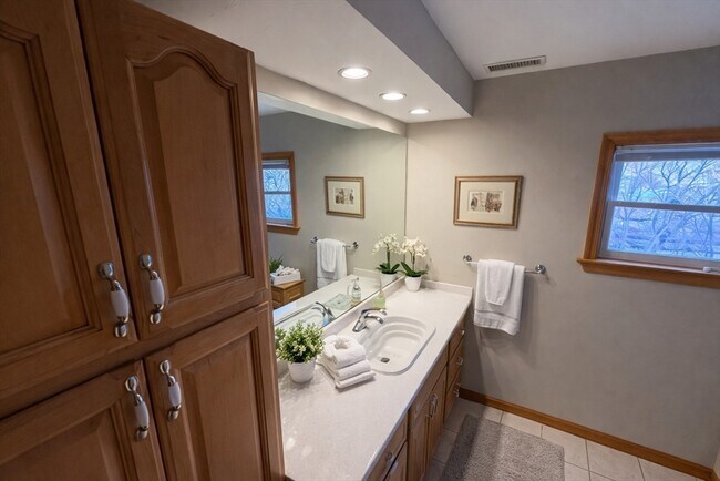 Building Photo - 50 School St