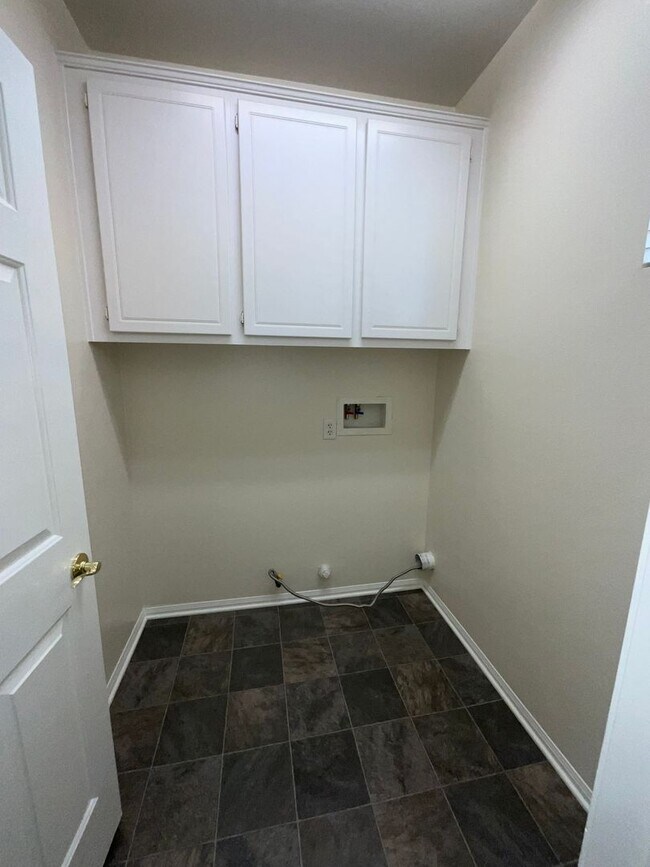 Building Photo - 35884 Crickhowell Ave