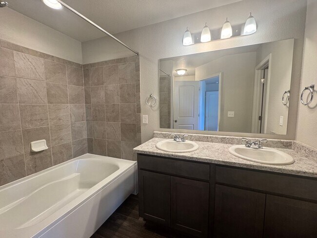 Building Photo - Updated 3 Bedroom in Enclaves at Mountain ...