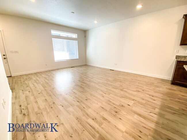 Building Photo - Beautiful 4 bedroom Townhome in West Valley!