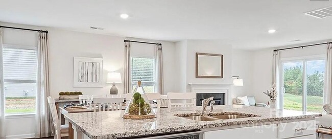 Building Photo - 2224 Lilium Dr