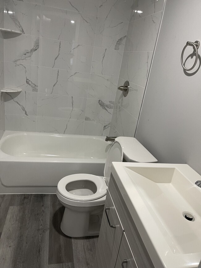 Building Photo - 3030 W 2nd St