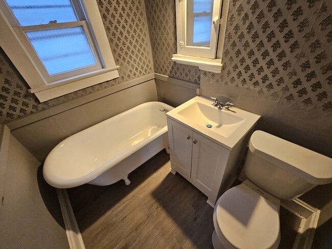 Building Photo - 2818 E 127th St