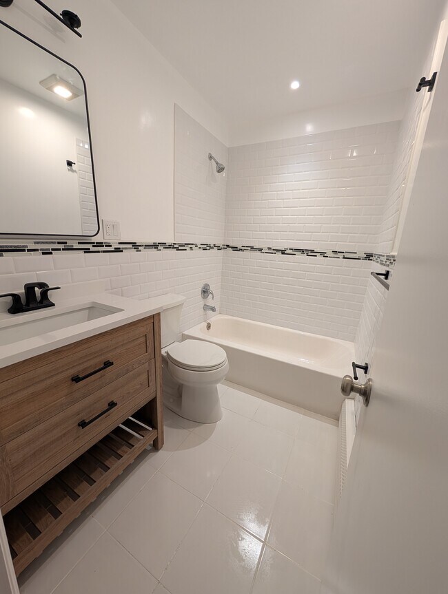 Building Photo - 161 Gates Ave