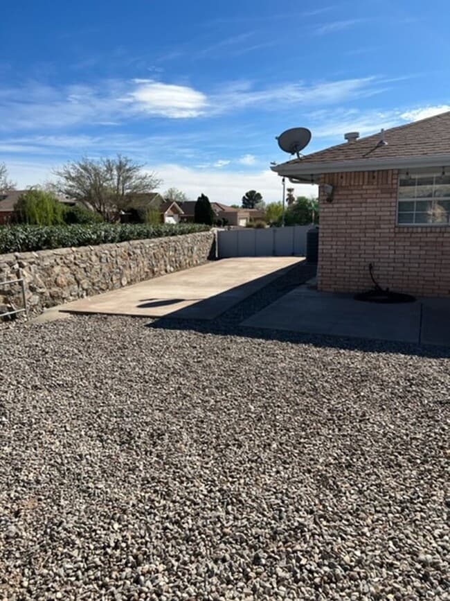 Building Photo - Beautiful home on a large corner lot with RV parking