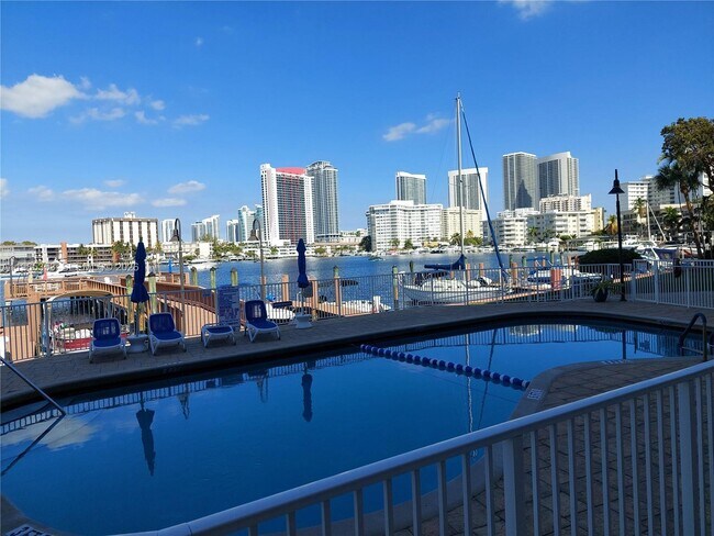 Building Photo - 400 Golden Isles Dr