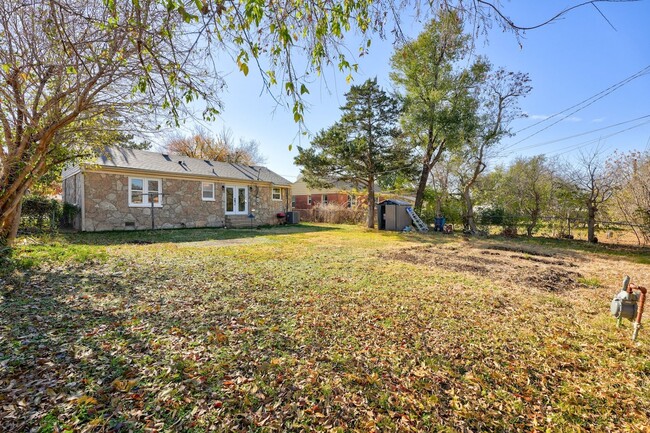 Building Photo - Adorable remodel at Lake Hefner