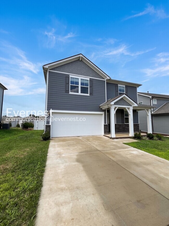 Building Photo - 4 Bed/3 Bath Home with Fenced Yard / Pet-Friendly / Available Now!