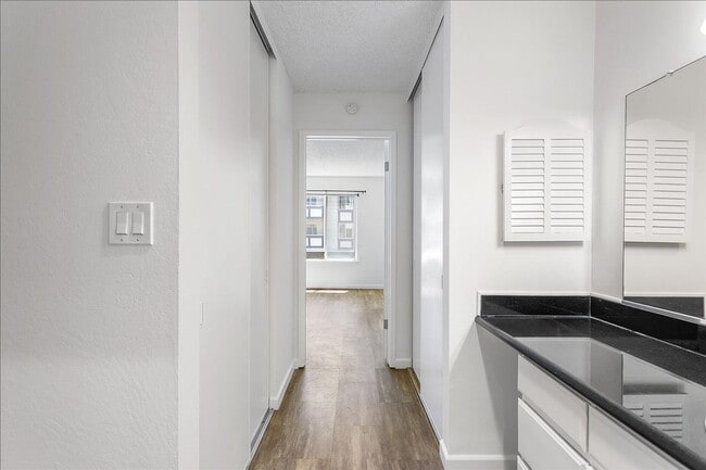 Building Photo - 955 Shorepoint Ct