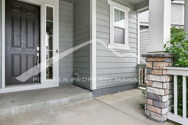 Building Photo - Spacious Home with Washer/Dryer and Centra...