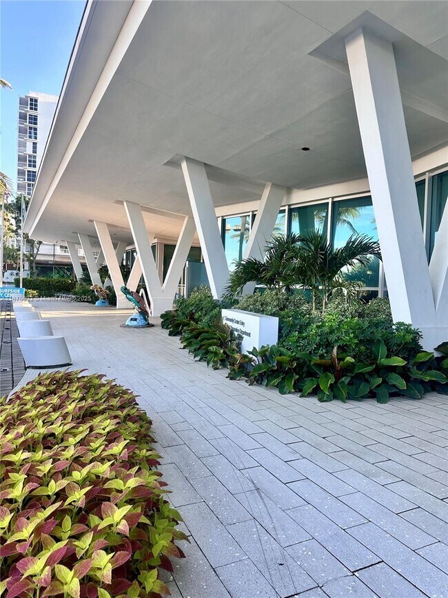 Building Photo - 9225 Collins Ave