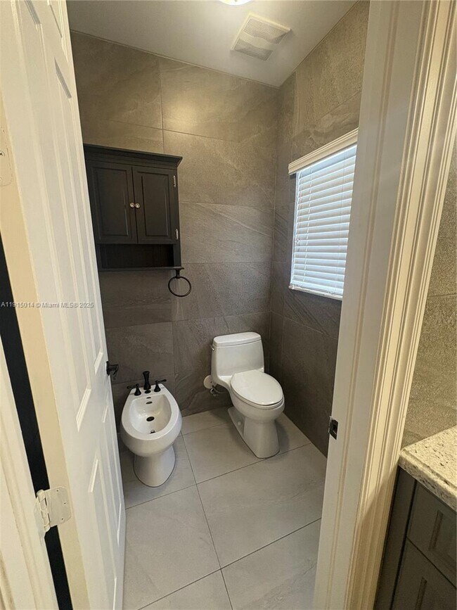 Building Photo - 819 E 26th St