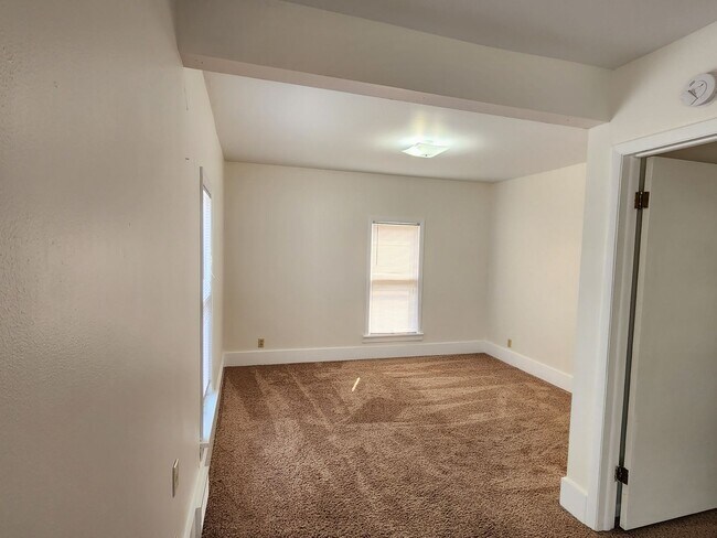 Building Photo - 14 S 3rd St E