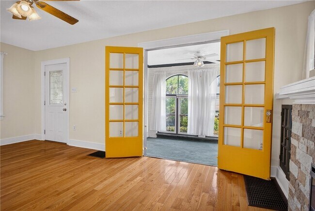 Building Photo - 1227 Denisonview St