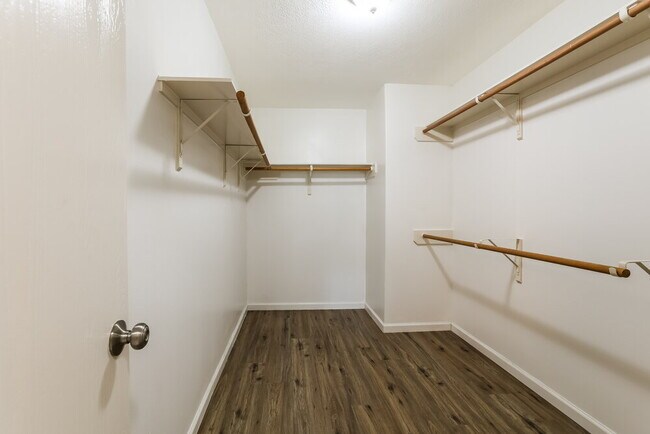 Building Photo - 2422 Fox River Ln