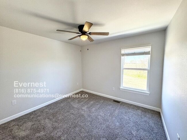 Building Photo - Beautiful 3-Bedroom Townhome with Modern A...