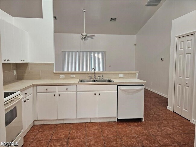 Building Photo - 2511 Sunniland Blvd
