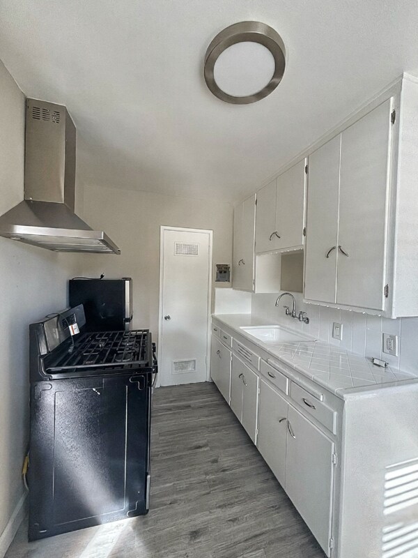 Building Photo - 824 S Flower St