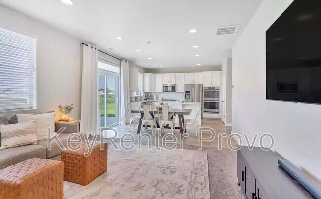 Building Photo - 934 240 W