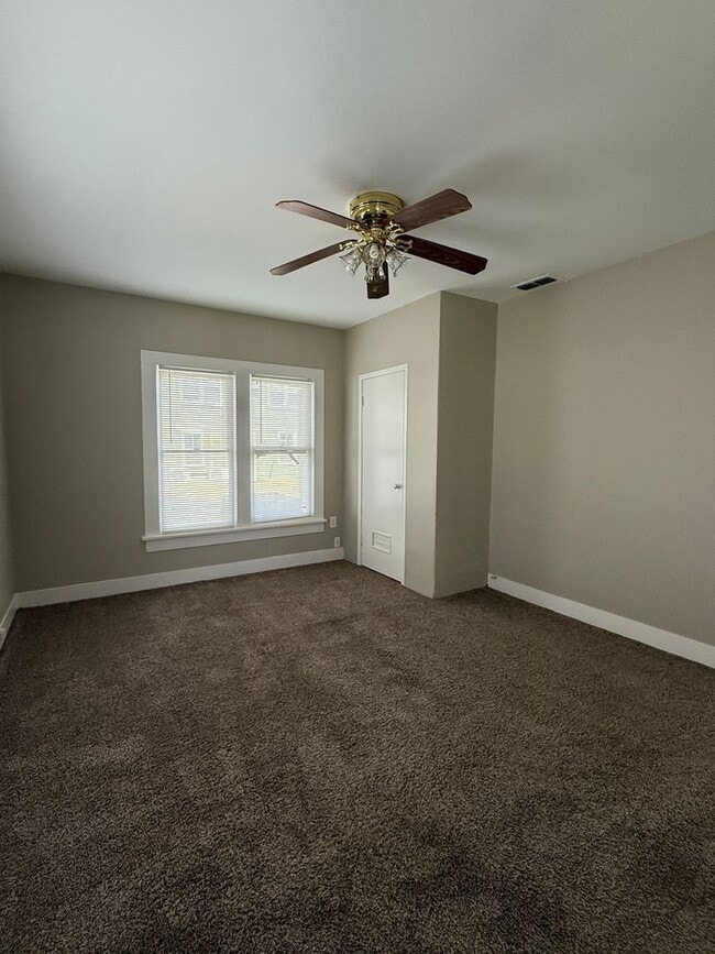 Building Photo - 2 Bedroom 1 bath - Water Included