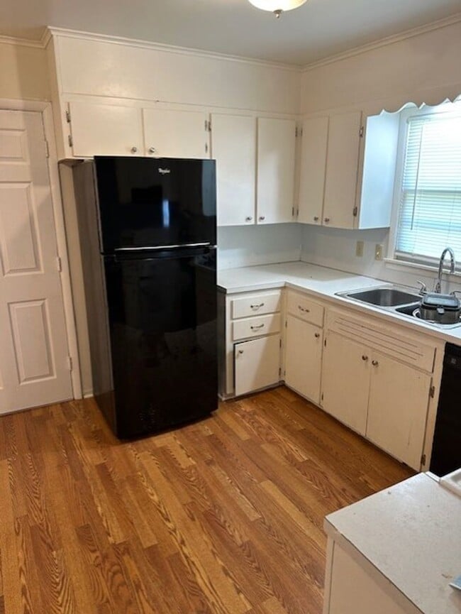 Building Photo - Charming 3 bed, 2 bath, 2 car garage in we...