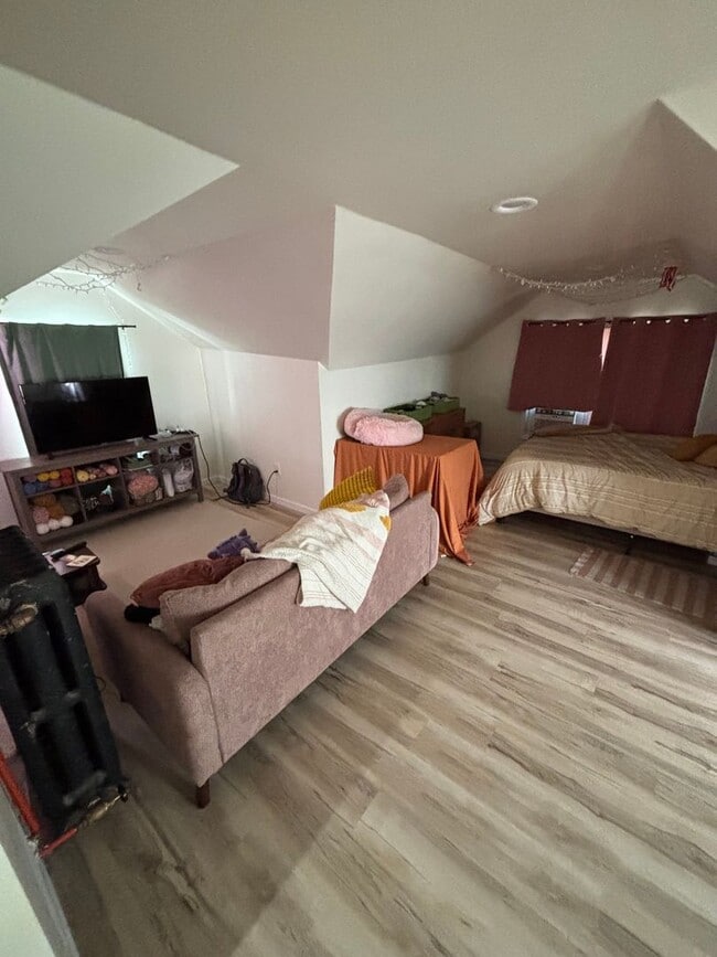 Building Photo - Spacious 3 Bedroom 2 Bath Unit in Northeas...