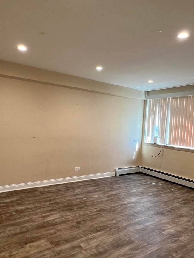 Building Photo - 8052 N Oriole Ave