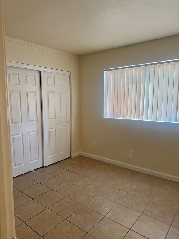 Building Photo - 831 N San Antonio Ave