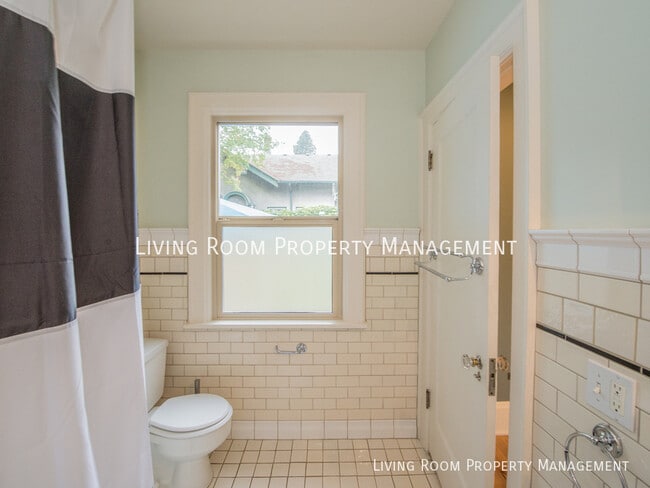 Building Photo - 1417 NE Stanton St