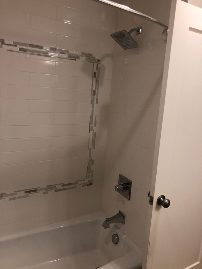 Building Photo - Clinton Abernathy Gorgeous Remodel 1br Har...