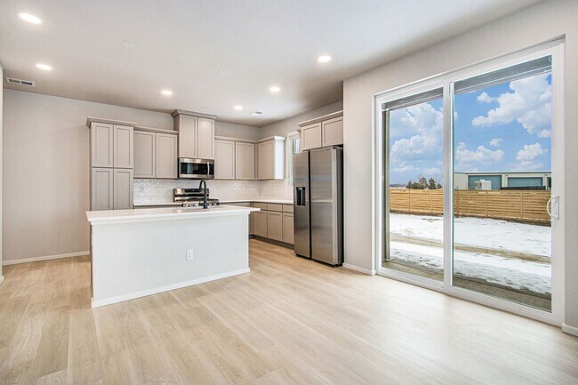 Building Photo - Luxury Rowhouse w/ Over-sized Garage