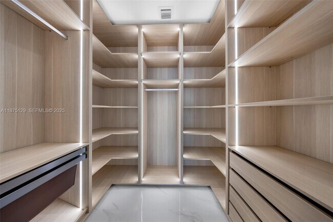 Building Photo - 700 NE 24th St