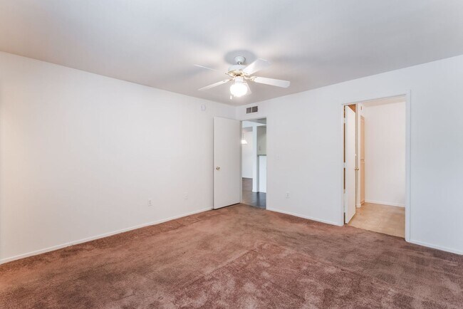 Building Photo - Gorgeous 3 Bedroom Seven Hills Condo For L...
