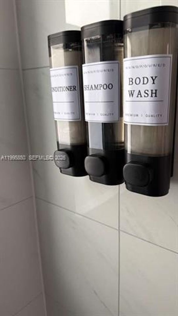 Building Photo - 11201 NE 10th Ave