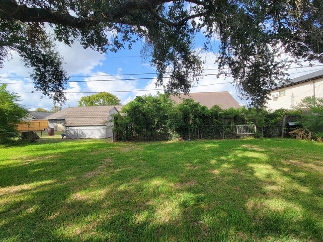 Building Photo - 2114 Yorktown Ct N