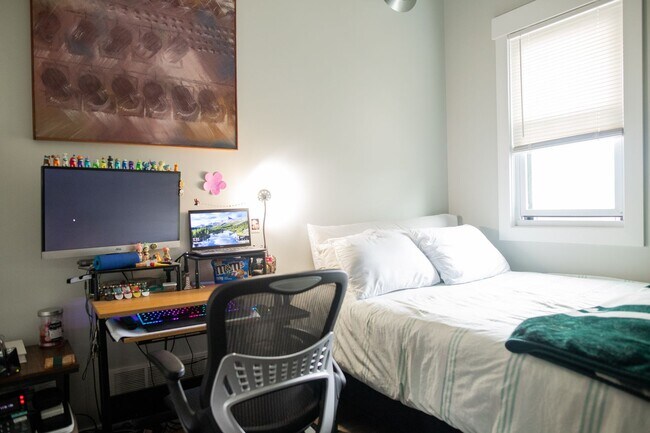 Building Photo - 800 Bridge St NW