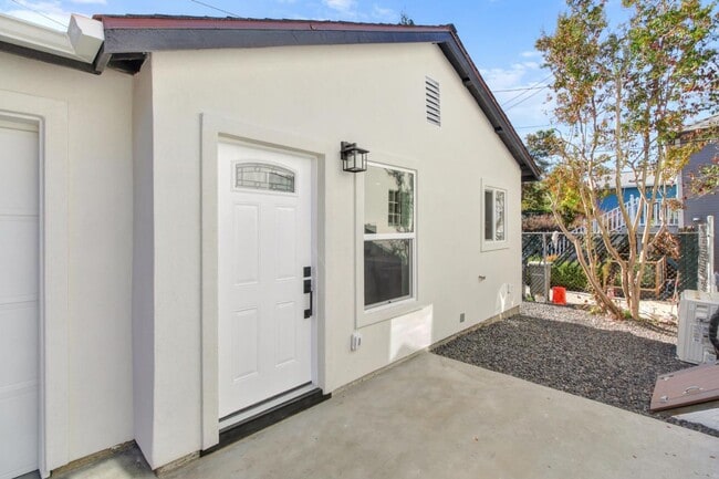 Building Photo - Home for Rent in  Midtown, Sacramento!  2 Bed/ 2 Bath