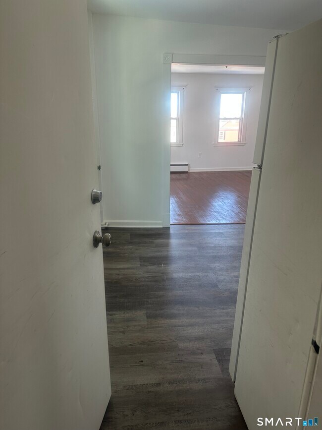 Building Photo - 125 N Harwinton Ave