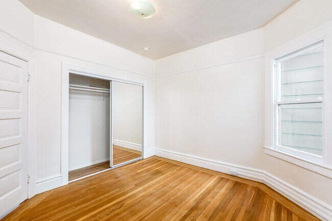 Building Photo - 1035 Sanchez St