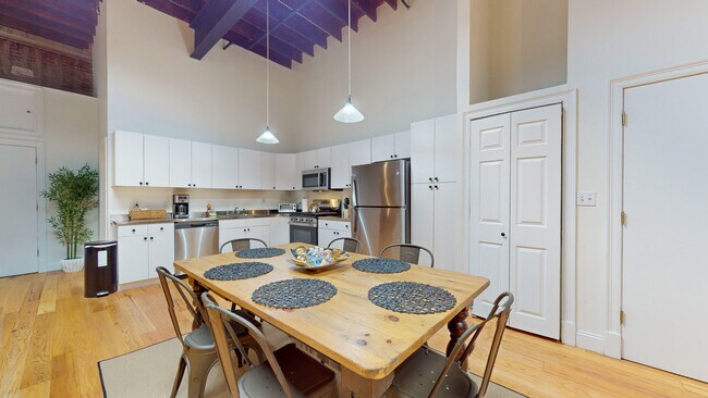 Building Photo - 19 Stanhope St