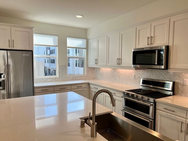 Building Photo - Exclusive Executive Condo in the Heart of ...