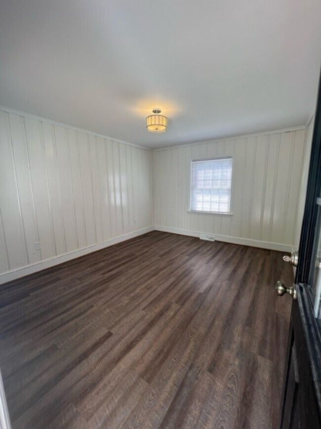 Building Photo - 3 Bedroom 1.5 Bath Home Family Room, Living Room and Dining Room! - Eastside of Greenville
