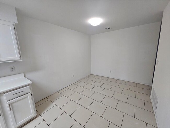 Building Photo - 2326 W Roselawn St