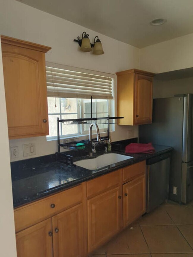 Building Photo - Spacious 2-Bed, 1-Bath Home in the Heart of Burbank!