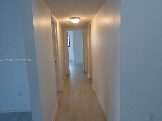 Building Photo - 20760 NE 4th Ct