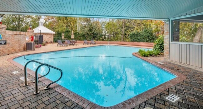 Building Photo - 2230 S Piney Point Rd