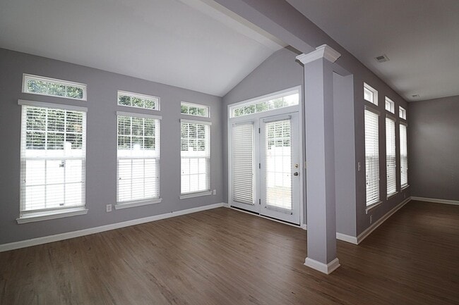 Building Photo - Great 3 Bed 2.5 bath townhome in Sunset Po...