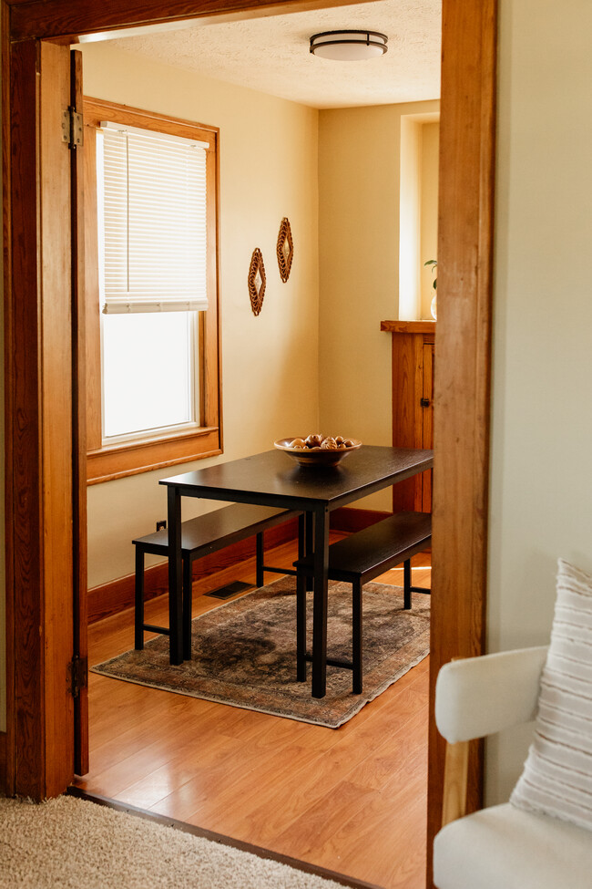 dining area - 1203 E Edwards Ave