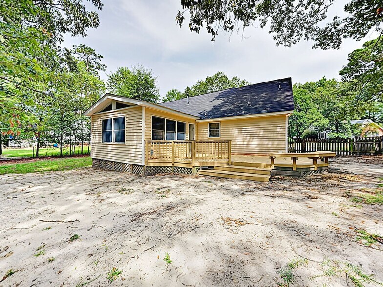 Building Photo - 204 Winslow Way