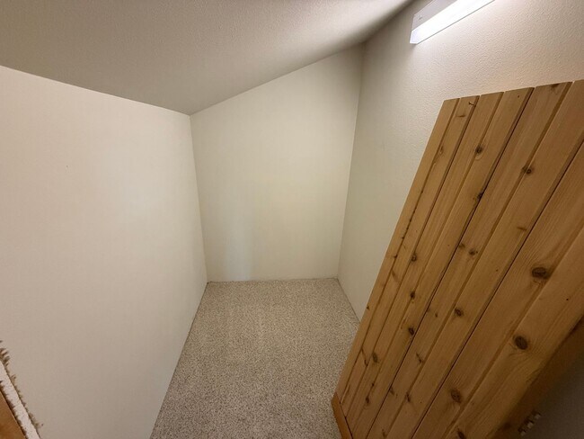 Building Photo - Spacious 3 Bed/3.5 Bath Home with Two Prim...